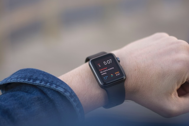 Handgelenk eines Mannes der eine Smartwatch trägt